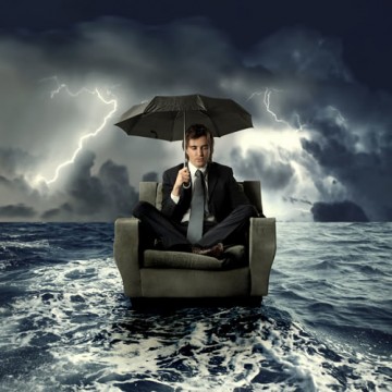 imprenditore o manager che va alla deriva verso la tempesta